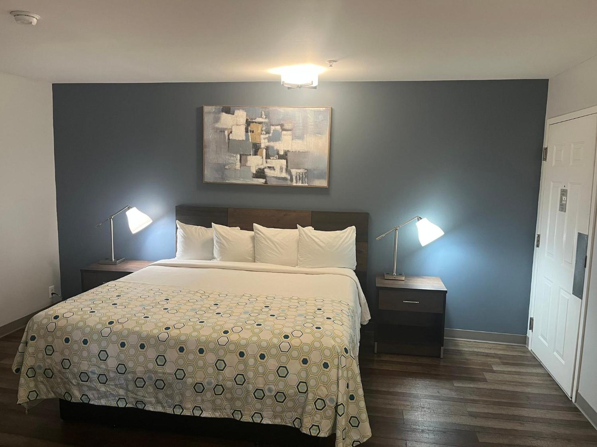 Hometowne & By Red Roof - Ballantyne Motel *