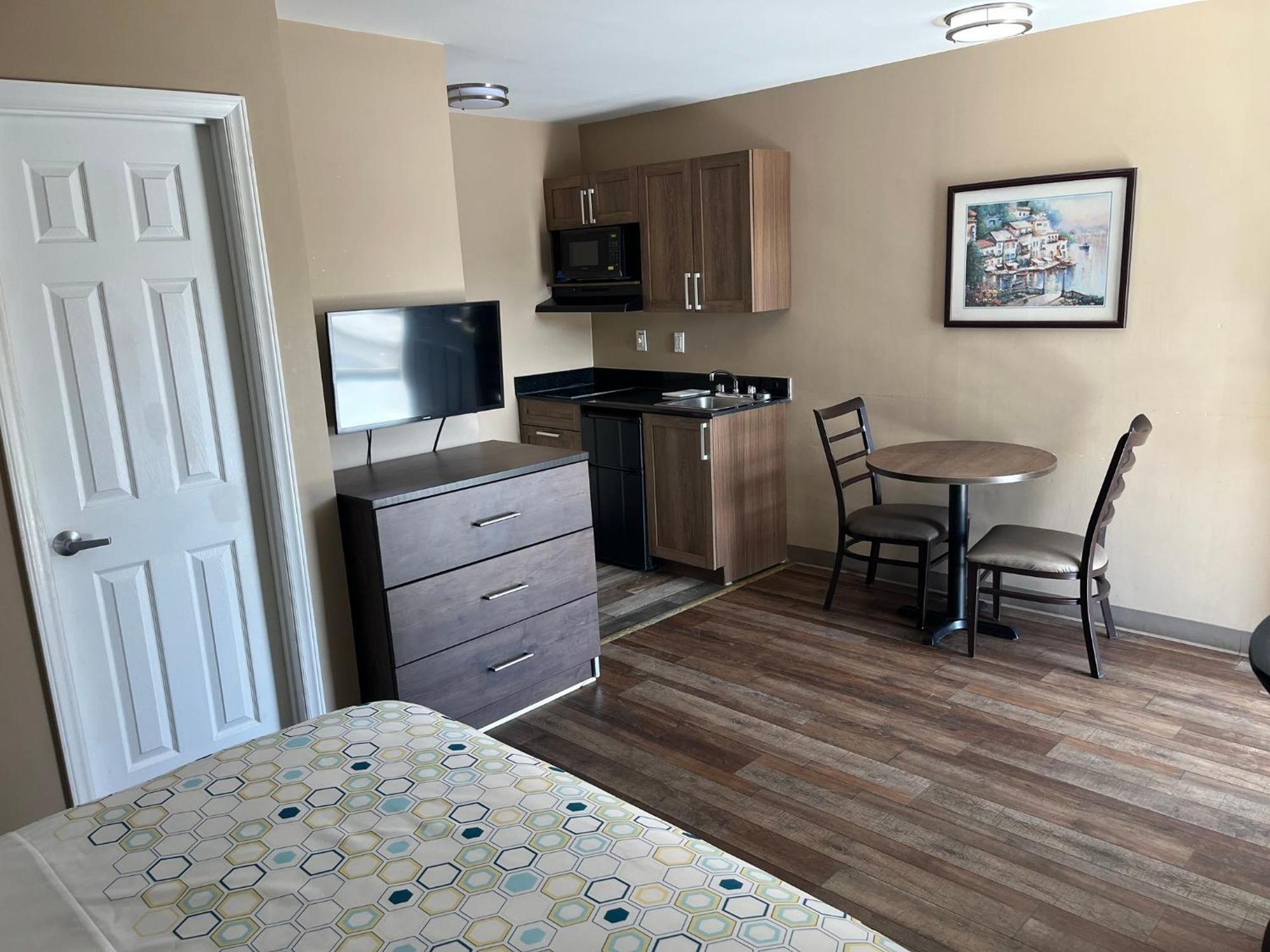 Motel Hometowne & By Red Roof - Ballantyne Charlotte