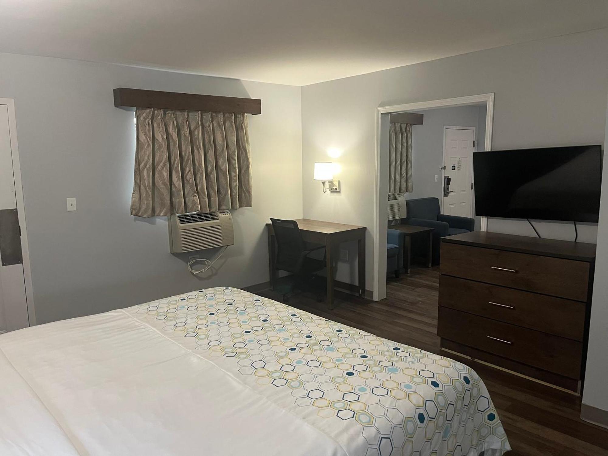Motel Hometowne & By Red Roof - Ballantyne *