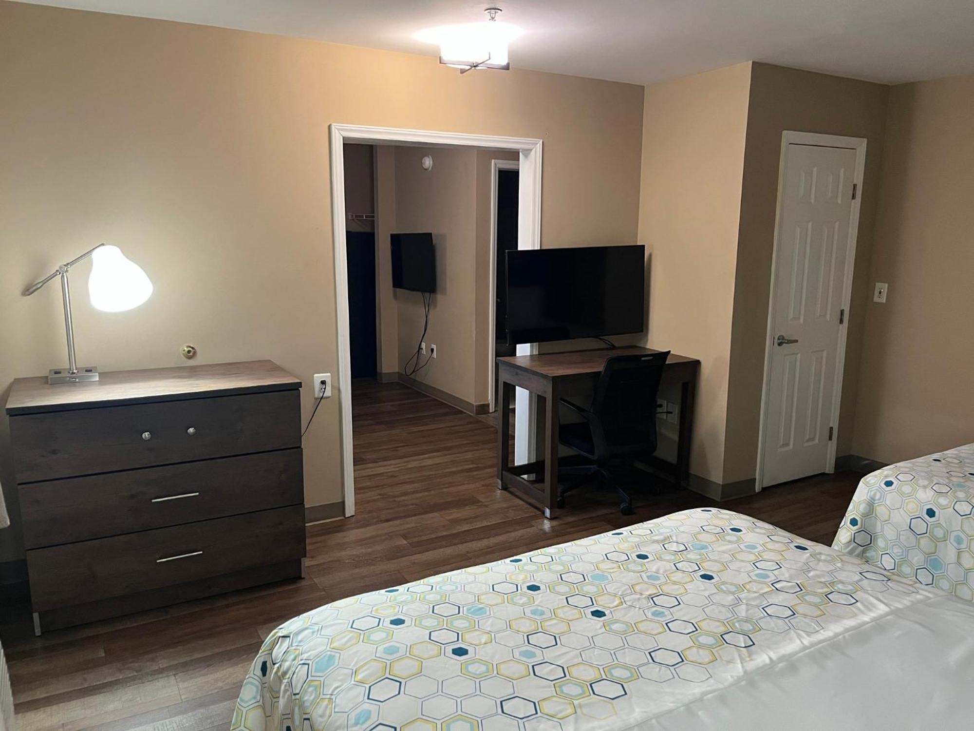 Motel Hometowne & By Red Roof - Ballantyne