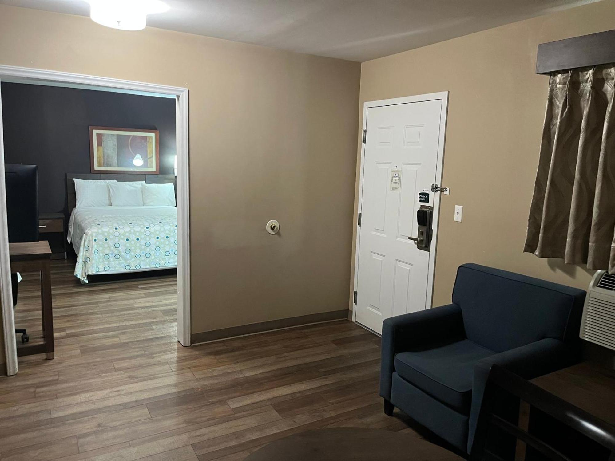 Hometowne & By Red Roof - Ballantyne Motel *