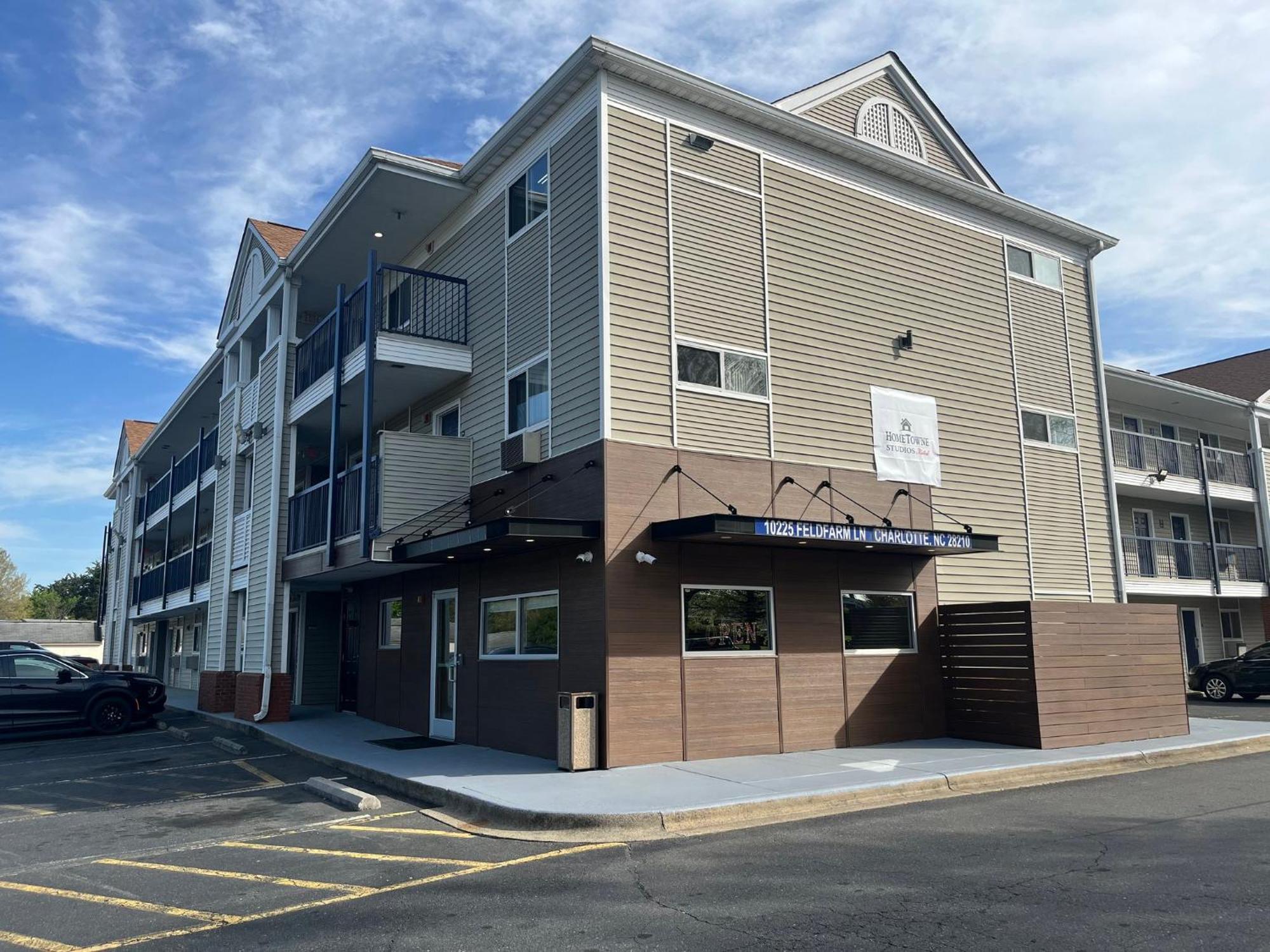 Hometowne & By Red Roof - Ballantyne Motel