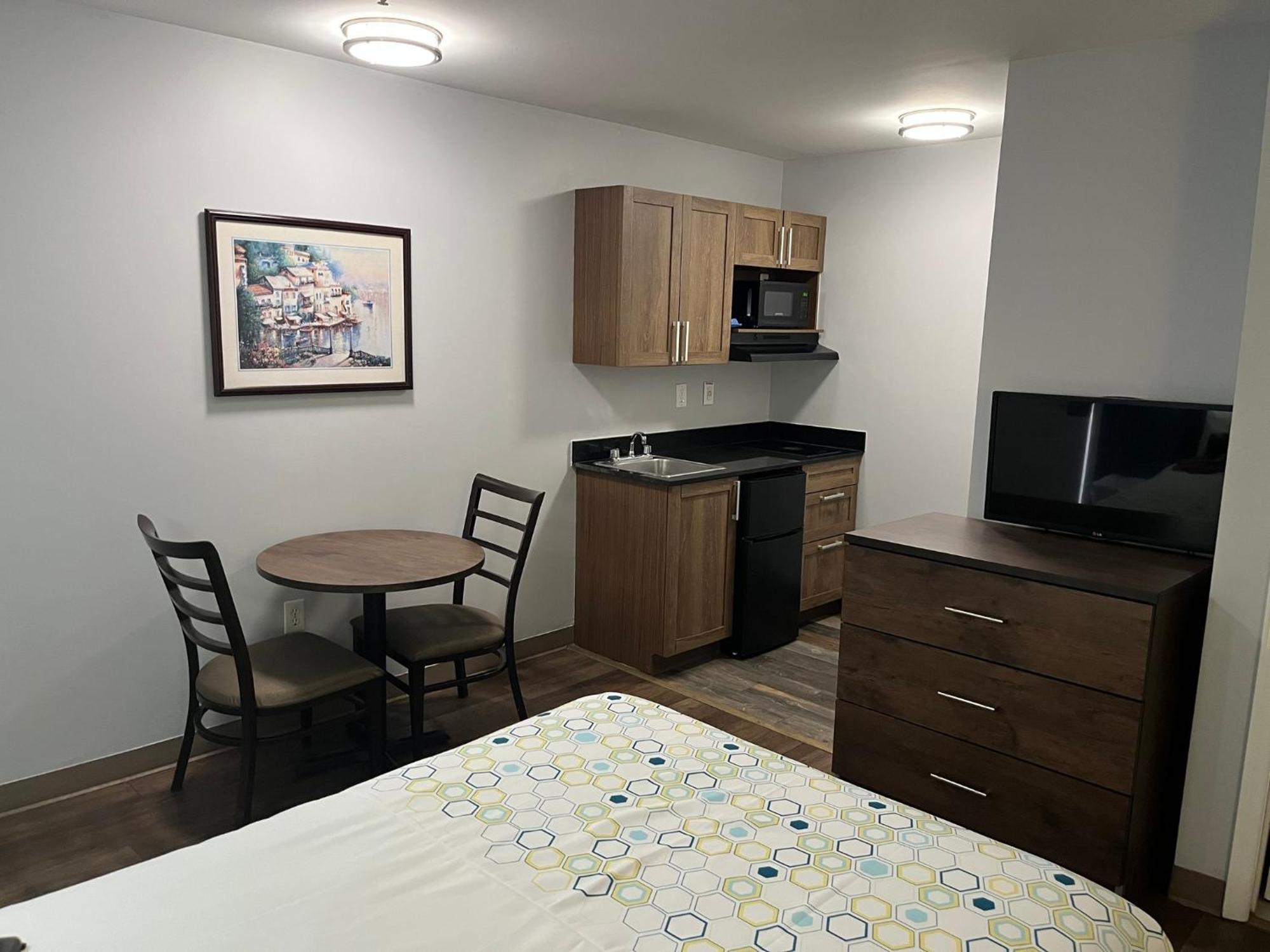 Hometowne & By Red Roof - Ballantyne Motel Charlotte