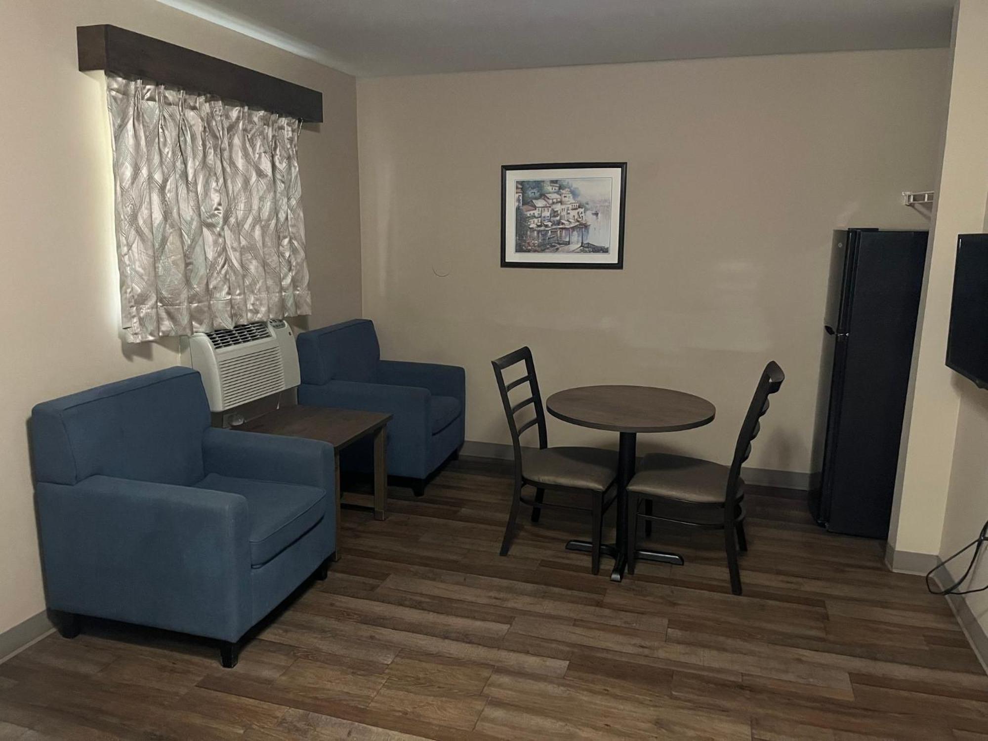 Hometowne & By Red Roof - Ballantyne Motel