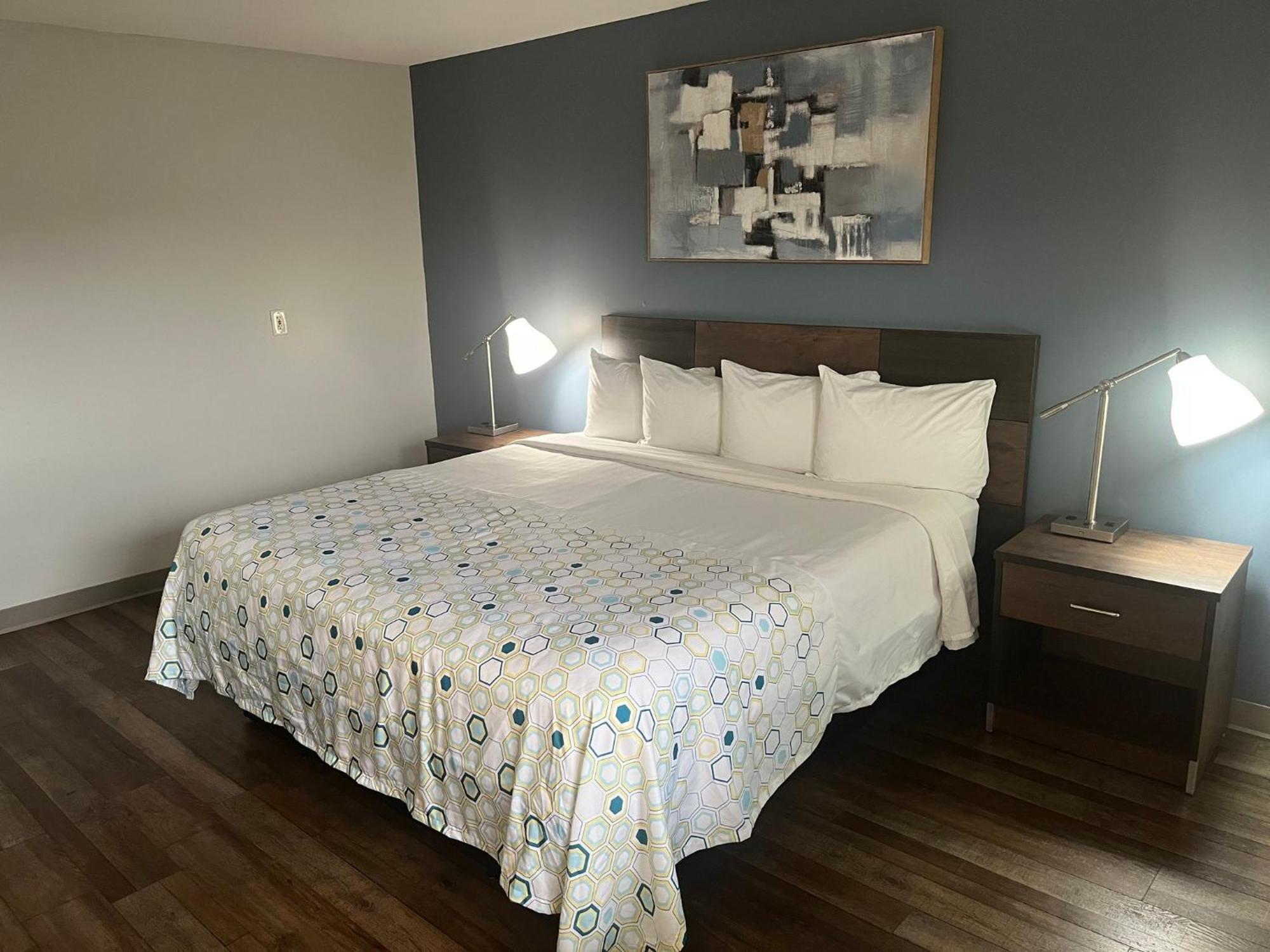 Motel Hometowne & By Red Roof - Ballantyne Charlotte
