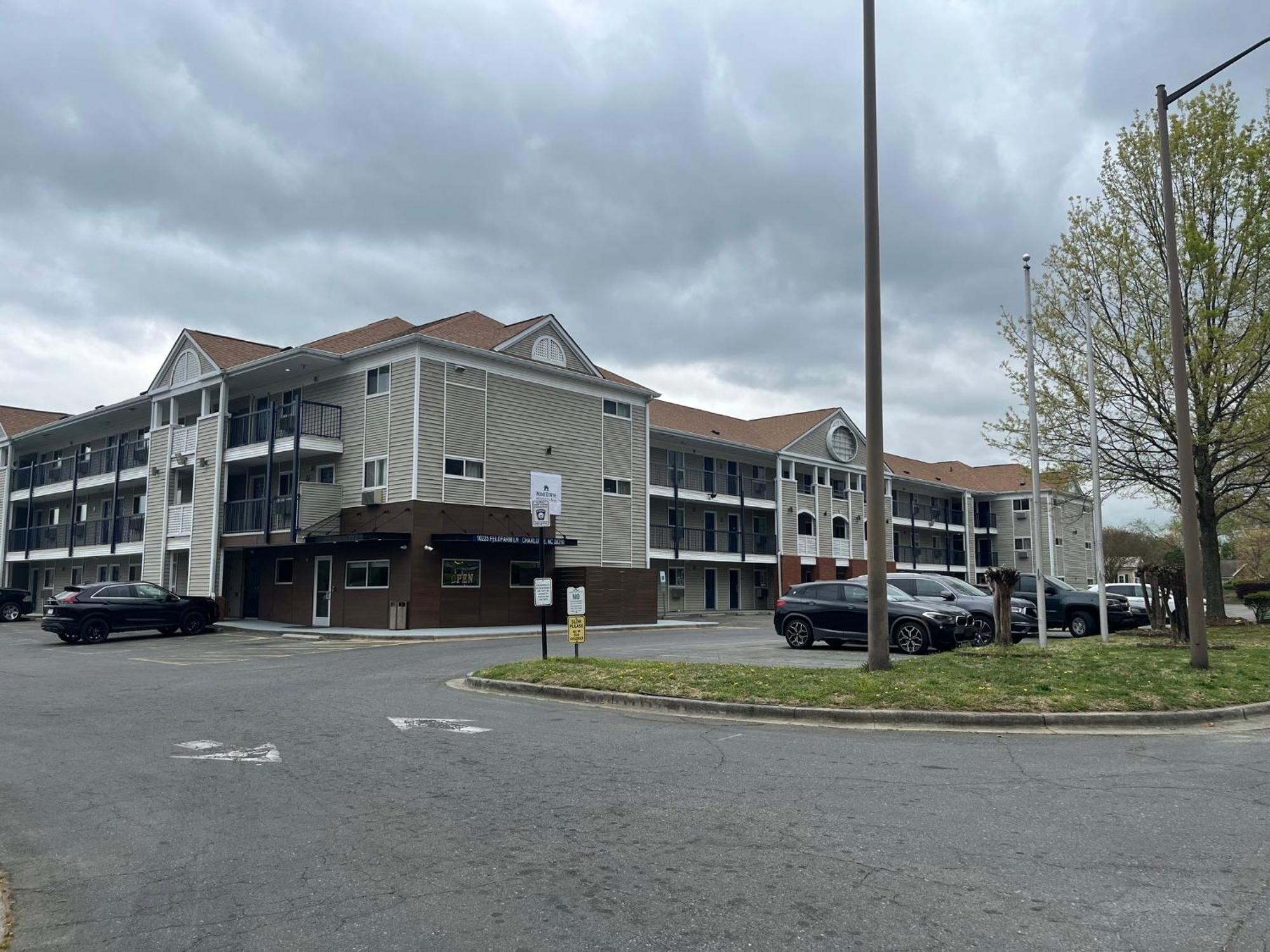 Motel Hometowne & By Red Roof - Ballantyne