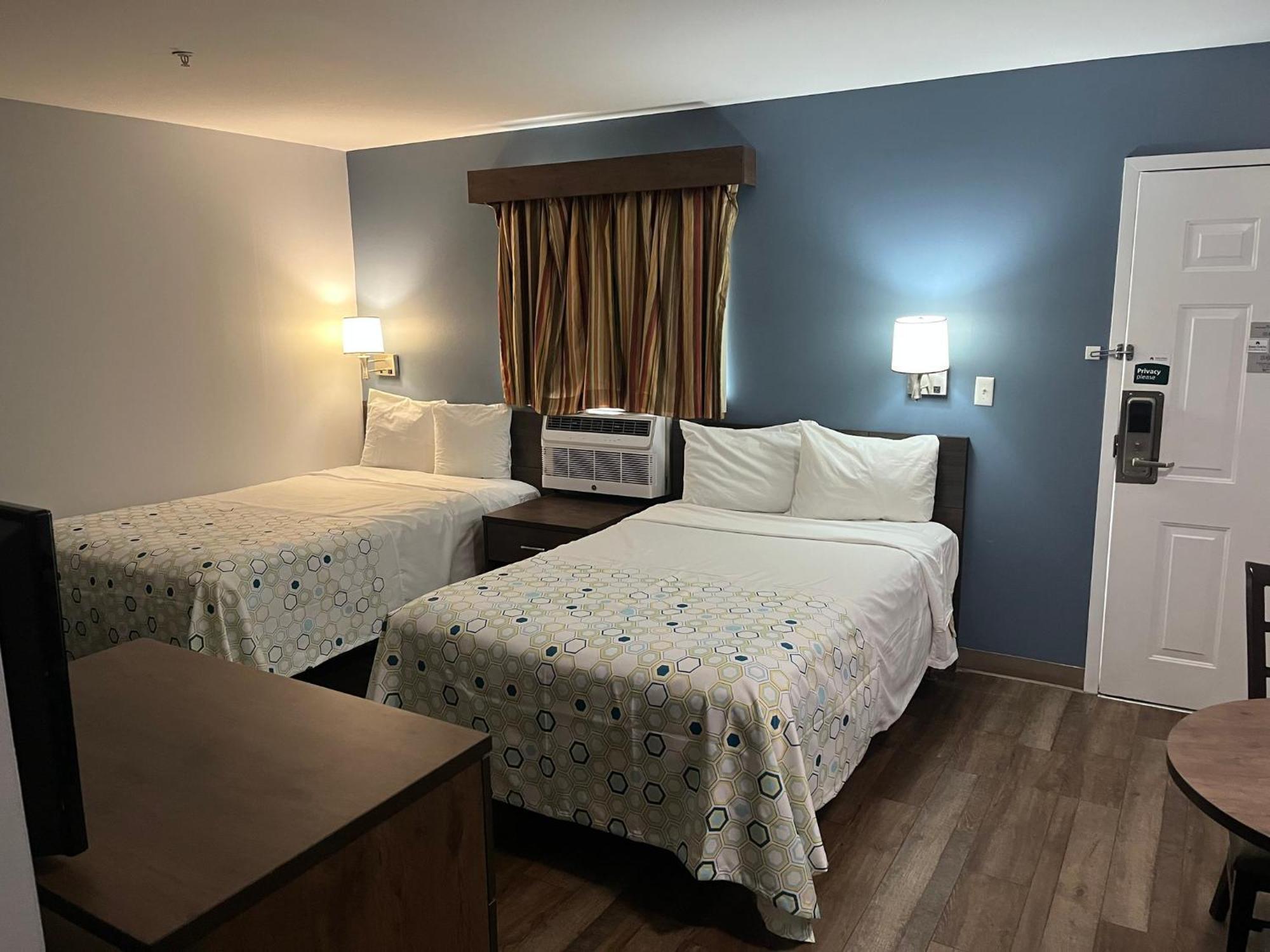 Hometowne & By Red Roof - Ballantyne Motel Charlotte