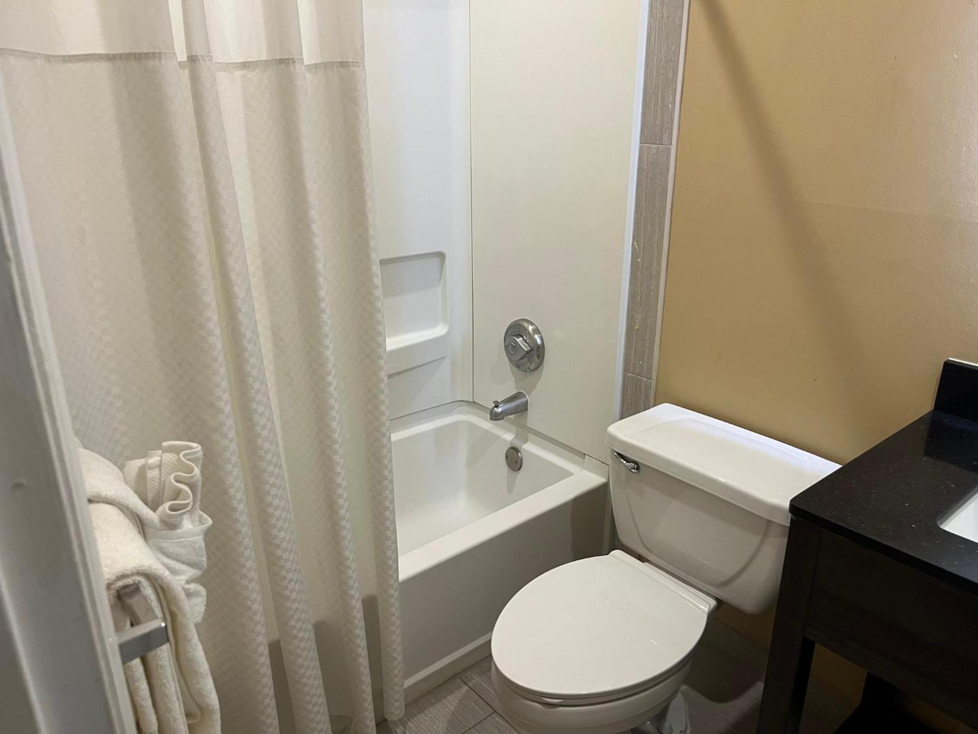 Motel Hometowne & By Red Roof - Ballantyne Charlotte