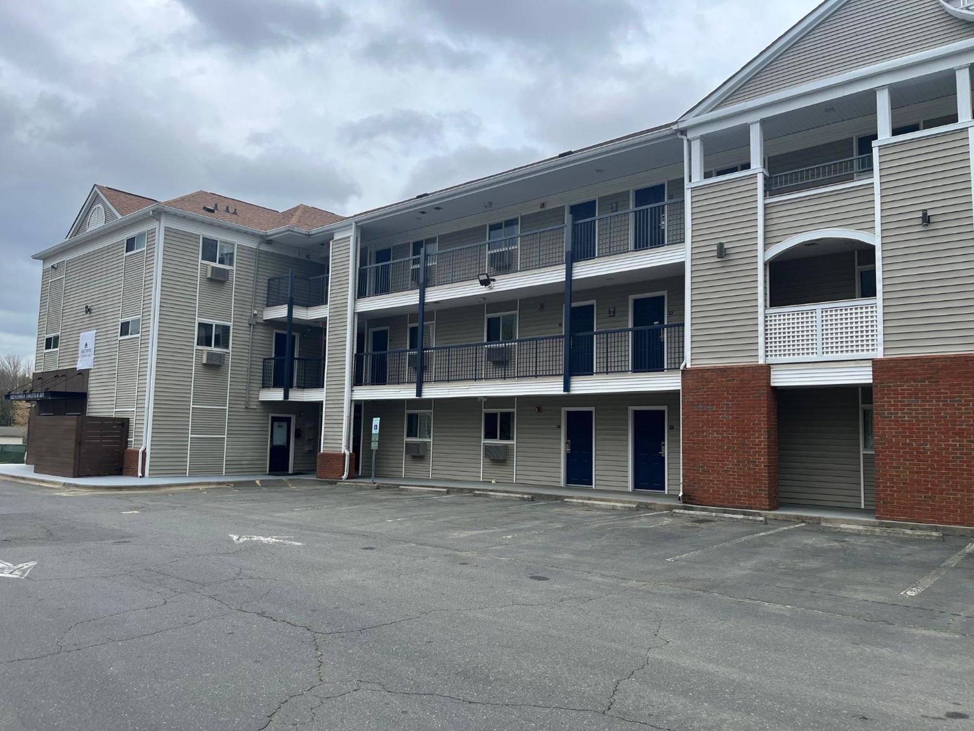 Hometowne & By Red Roof - Ballantyne Motel *