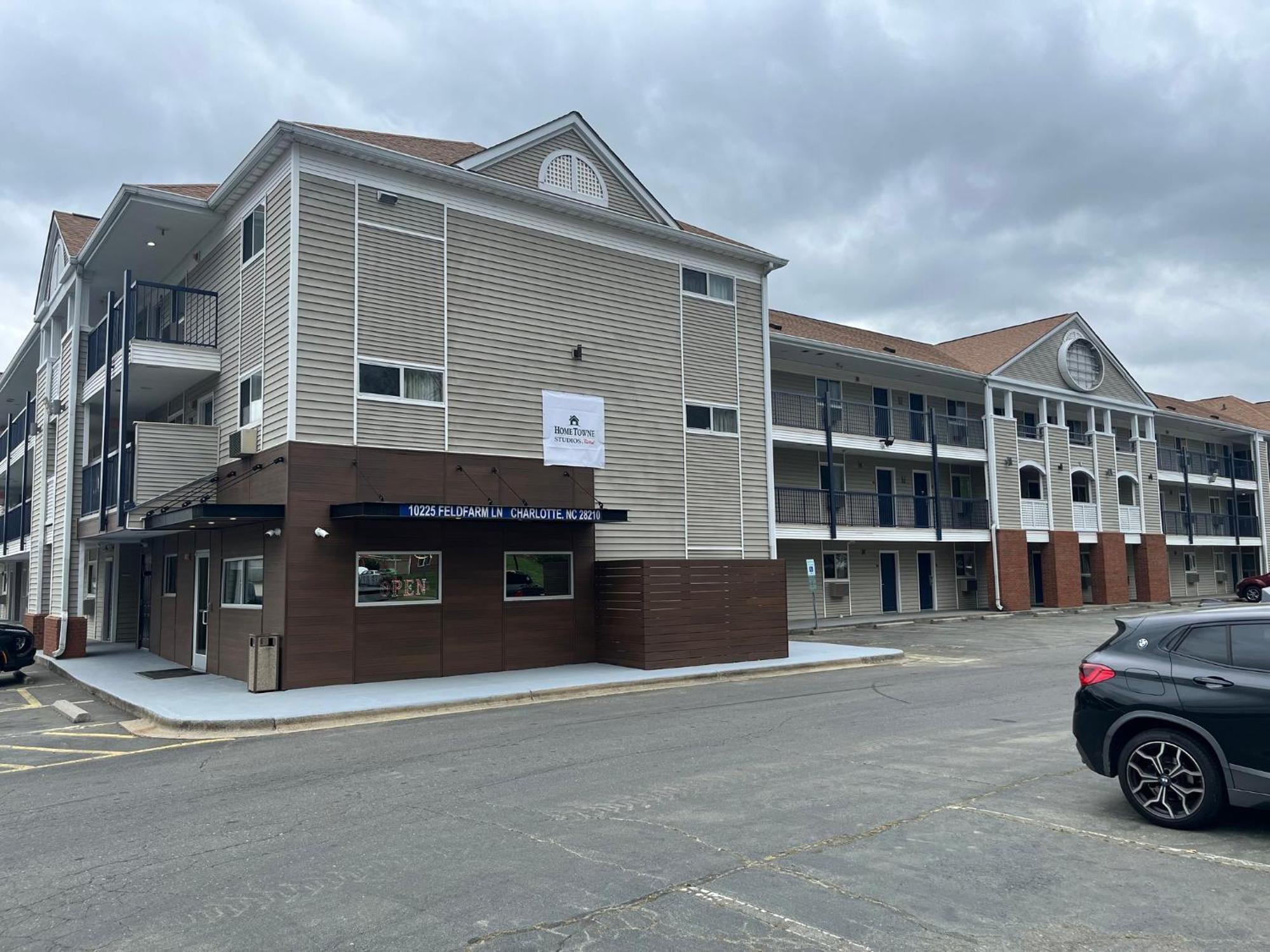 Motel Hometowne & By Red Roof - Ballantyne *